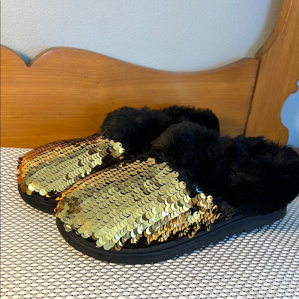 Dearfoams Black and Gold Small Sequin Slipper/ shoes
